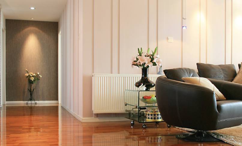 1565852409651070.jpg 在我們挑選暖氣片時(shí),不僅要看價(jià)格,還要看產(chǎn)品和服務(wù),才能避免吃虧上當(dāng)。
選擇暖氣片從哪些角度出發(fā)?
1.看材質(zhì)
材質(zhì)影響到產(chǎn)品的使用和壽命。廠家選擇的材質(zhì)過關(guān),不僅在使用中減少漏水等問題,還能夠延長(zhǎng)暖氣片的壽命。用戶在挑選材質(zhì)時(shí),可以咨詢一下鋼管或銅管的壁厚,一些特殊產(chǎn)品的片頭和壁厚是不同的,片頭需要加厚,才能抵抗住常年侵蝕。材質(zhì)要求均勻,無凸起,無水波紋。
2.看安裝
很多廠家都有自己的安裝隊(duì),或者有固定合作的安裝隊(duì)。安裝人員統(tǒng)一持證上崗,經(jīng)驗(yàn)豐富。對(duì)自己工廠的產(chǎn)品也比較了解,在測(cè)量、方案設(shè)計(jì)中考慮細(xì)致全面。暖氣片安裝時(shí)噪音小,測(cè)量、打孔、懸掛、打壓等步驟齊全考究,接口緊密,管路布局橫平豎直,彎管接頭少。
3.看工藝
暖氣片的生產(chǎn)工藝和品牌廠家密不可分。有些不良小廠家采用回收二手暖氣片,簡(jiǎn)單去銹刷漆之后再投放市場(chǎng),雖然暖氣片價(jià)格很便宜,但這種暖氣片往往使用不了一兩年就會(huì)漏水。真正品質(zhì)好的暖氣片,往往通過下料、打孔、焊接、組裝、打壓、打磨、噴涂等幾十道精細(xì)工序生產(chǎn)而成,后還有嚴(yán)格的質(zhì)檢。這樣的暖氣片使用起來才會(huì)安心。
4.看售后
正規(guī)產(chǎn)品都有相關(guān)的質(zhì)保協(xié)議,在質(zhì)保期內(nèi)出現(xiàn)質(zhì)量問題可以免費(fèi)更換,因?yàn)榕瘹馄钠焚|(zhì)問題給用戶造成的財(cái)產(chǎn)損失,還可以通過保險(xiǎn)賠付。強(qiáng)大妥善的售后不僅是品牌實(shí)力的體現(xiàn),也是產(chǎn)品過硬品質(zhì)的體現(xiàn)。
5.看品牌
一款品牌形成往往需要多少年的沉淀和口碑傳播,才能在市場(chǎng)上占領(lǐng)一席之地。品牌類廠家,不僅有實(shí)力在選材、工藝方面投入較高的成本,在后期服務(wù)上也有相關(guān)的保障。一旦產(chǎn)品出現(xiàn)問題,可以免費(fèi)更換,出現(xiàn)暖氣片不熱等問題,還可以上門維修。不會(huì)出現(xiàn)暖氣片漏水等問題找不到廠家、相互推卸責(zé)任等問題。
挑選暖氣片時(shí),不僅要看價(jià)格,還要看產(chǎn)品和服務(wù),才能避免吃虧上當(dāng)。
更多資訊盡在鼎格舒適家,免費(fèi)設(shè)計(jì)方案和報(bào)價(jià)。鼎格舒適家www.yczhe.cn(全稱四川鼎格舒適家科技有限公司)是知名成都地暖公司,專業(yè)提供地暖,暖氣片,中央空調(diào),新風(fēng),凈水系統(tǒng)的銷售,設(shè)計(jì),安裝等服務(wù)。